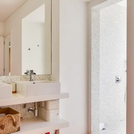 Charming 2 Bedroom At Restelo Lägenhet *