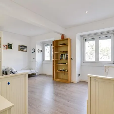 Charming 2 Bedroom At Restelo Lägenhet