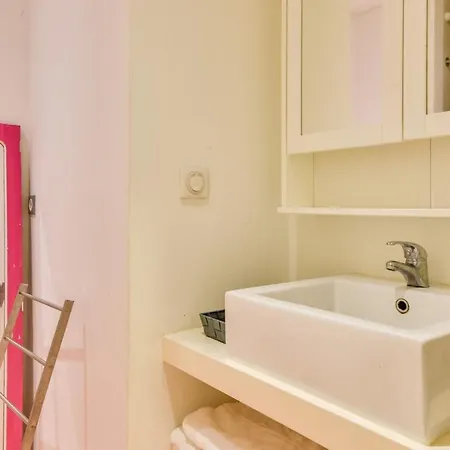 Charming 2 Bedroom At Restelo Lägenhet